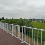 13.06.2025 Barierka przy chodniku1